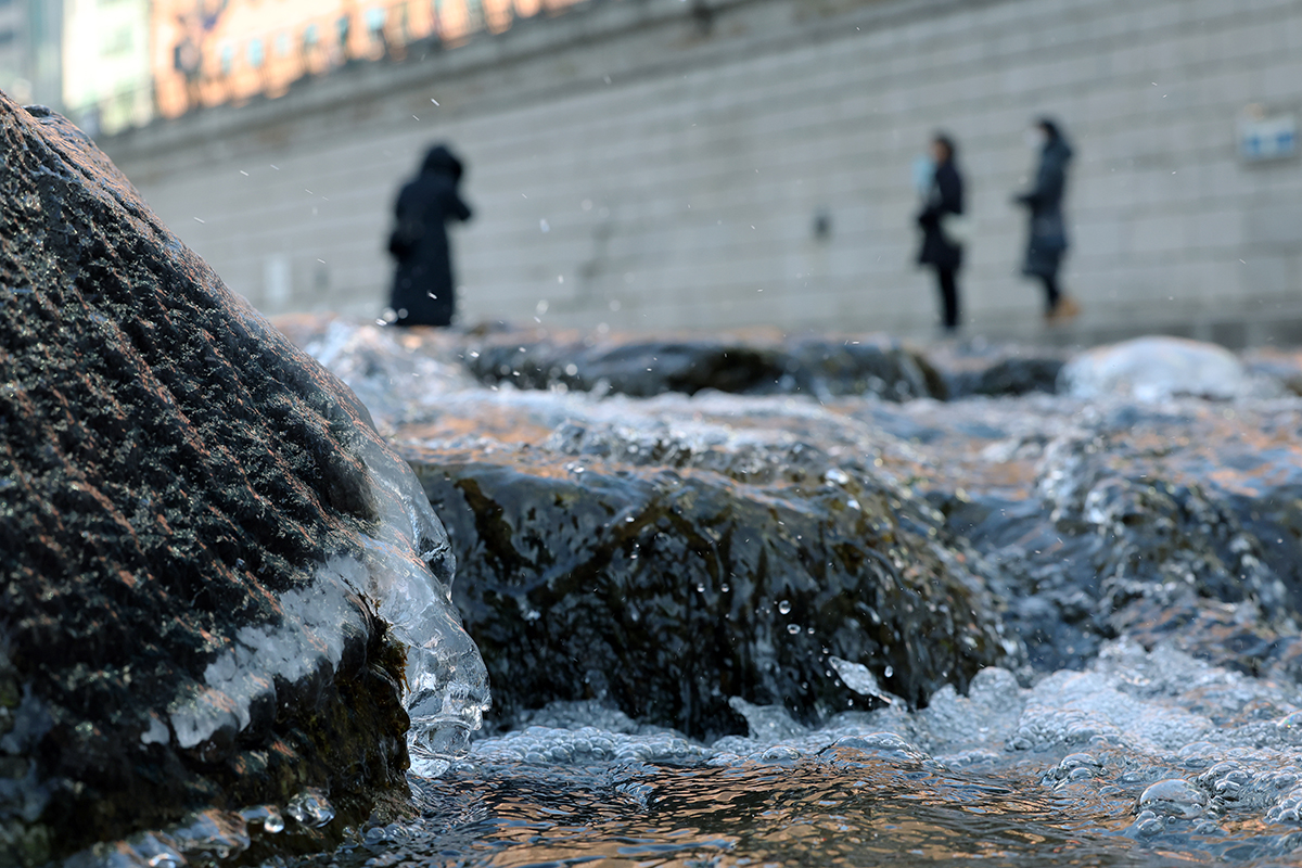 EAir sungai terlihat membeku pada tanggal 4 Februari 2025 di Cheonggyecheon, Jongno-gu, Seoul. Peringatan gelombang dingin dikeluarkan di seluruh Korea hari itu karena suhu yang turun dengan ekstrem. (Lee Jun Young)