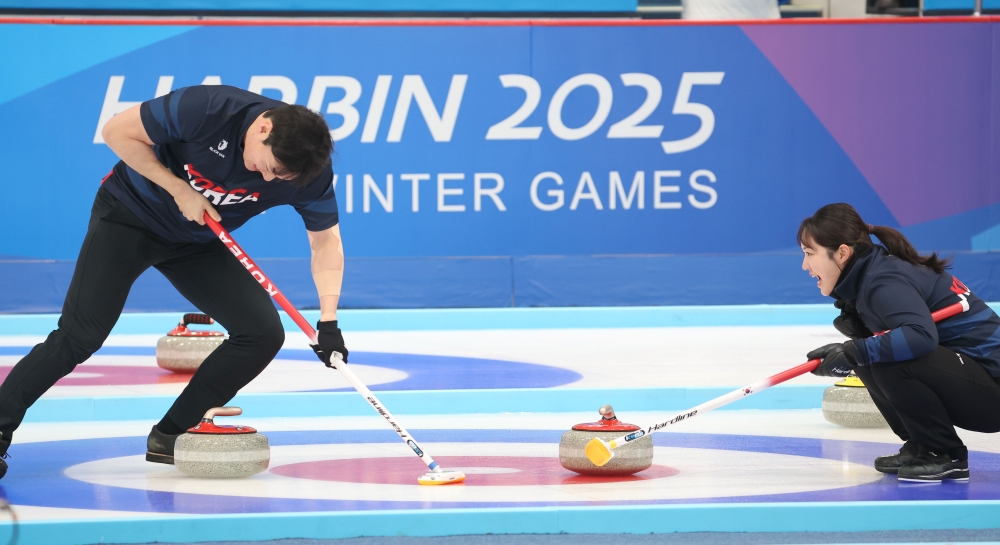 Seong Ji Hoon terlihat sedang menggosok es dalam pertandingan babak penyisihan grup B melawan Tiongkok yang digelar pada tanggal 6 Februari 2025 di Harbin Pingfang District Curling Arena, Harbin, Tiongkok. 