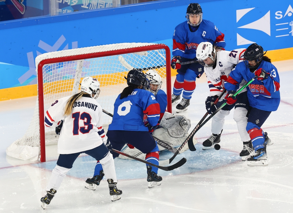 Tim hoki es putri Korea terlihat sedang bertanding melawan Thailand pada babak penyisihan grup B melawan Thailand yang digelar pada tanggal 6 Februari 2025 di Harbin Sport University Student Skating Hall, Harbin, Tiongkok.