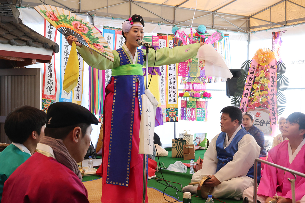 Acara Donghaean Byeolsingut terlihat sedang digelar pada tanggal 13 Februari 2025 dalam Pungeoje Tradisional Gijang-gun Tahun 2025 di Desa Icheon, Ilgwang-eup, Gijang-gun, Kota Busan. Pungeoje merupakan ritual untuk mendoakan para nelayan agar memperoleh banyak ikan. (Yonhap News)