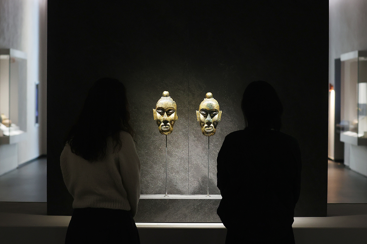 Para pengunjung terlihat sedang melihat-lihat artefak pada konferensi pers untuk pembukaan kembali Ruang Pameran Sejarah Prasejarah dan Kuno yang digelar pada tanggal 14 Februari 2025 di Museum Nasional Korea, Yongsan-gu, Seoul.  Ruang Pameran Sejarah Prasejarah dan Kuno yang direnovasi ini terdiri dari Ruang Paleolitik, Ruang Neolitik, Ruang Zaman Perunggu, Gojoseon / Buyeo / Samhan, dan Ruang Goguryeo. Para pengunjung dapat bertemu dengan berbagai kisah kuno Korea dengan 1.807 buah artefak.