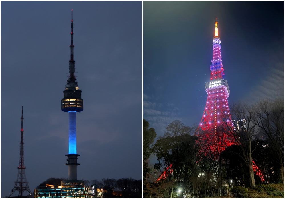 Lampu berwarna biru dan merah yang menyimbolkan bendera nasional Korea dan Jepang dinyalakan berselang-seling pada tanggal 15 Februari 2025 di Menara Seoul N, Seoul (kiri). Tulisan JAPAN KOREA yang berarti Jepang dan Korea dalam bahasa Inggris bercahaya dengan lampu pada hari itu di Menara Tokyo, Minato, Tokyo (kanan). (Yonhap News) 