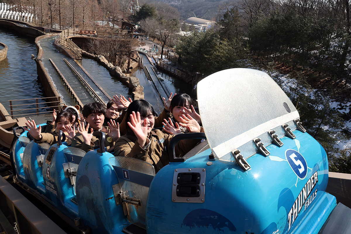 Para karyawan Everland terlihat sedang melakukan uji coba mengemudikan Thunder Falls pada tanggal 21 Februari 2025 di Everland, Kota Yongin, Provinsi Gyeonggi. Thunder Falls merupakan salah satu wahana di taman hiburan Everland. Wahana tersebut berjalan kembali setelah sempat berhenti karena musim dingin. (Yonhap News)