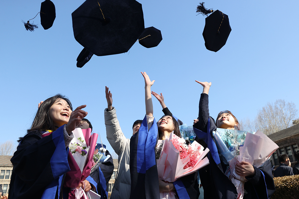>Para wisudawan terlihat sedang berfoto sebelum upacara wisuda pada tanggal 24 Februari 2025 di Universitas Yonsei, Seodaemun-gu, Seoul. (Yonhap News)