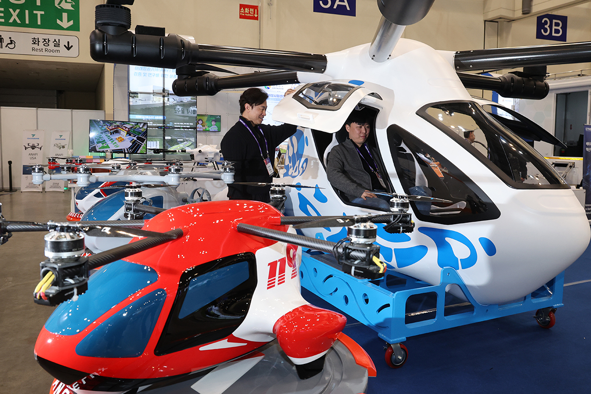 Beberapa orang pengunjung terlihat sedang mencoba beragam mobilitas udara perkotaan (UAM) dalam Drone Show Korea 2025 pada tanggal 26 Februari 2025 di BEXCO, Haeundae-gu, Korea. Drown Show Korea kali ini menampilkan berbagai drone berawak dan nirawak termutakhir melalui 1.130 stan dan 206 perusahaan yang berpartisipasi pada acara yang digelar hingga 28 Februari 2025. (Yonhap News)