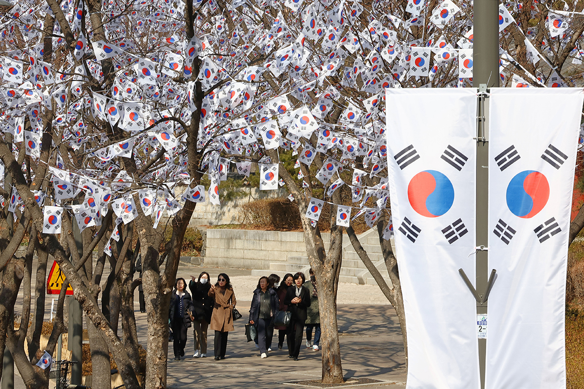 Jalan Taegeukgi telah dibuat pada tanggal 27 Februari 2025 di depan Taman Hyochang, Yongsan-gu, Seoul. Hari peringatan 106 tahun Hari Gerakan Kemerdekaan Satu Maret akan jatuh pada tanggal 1 Maret 2025 mendatang. (Yonhap News)