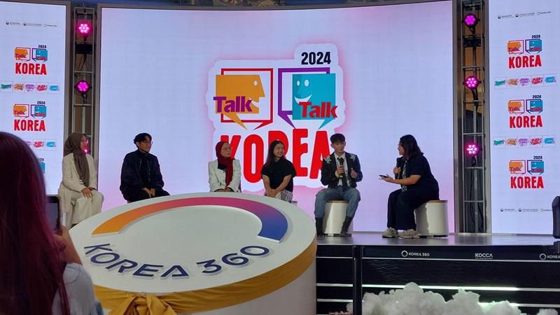 Lima orang pemenang Talk Talk Korea 2024 dari Indonesia mengisi gelar acara Gelar Wicara Bersama Pemenang Talk Talk Korea 2024 Asal Indonesia yang digelar oleh Korean Cultural Center Indonesia (KCCI) di Main Atrium KOREA360, Lotte Mall Jakarta. Dari kiri ke kanan: Hanifah, Abimanyu, Vina Aulia, Rachmi Austin, dan Marchello New Kidz. 