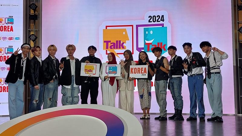 New Kidz dan keempat pemenang lainnya berfoto bersama seusai memberikan penampilan spesial dalam acara Gelar Wicara Bersama Pemenang Talk Talk Korea 2024 Asal Indonesia yang digelar oleh Korean Cultural Center Indonesia (KCCI) di Main Atrium KOREA360, Lotte Mall Jakarta. 