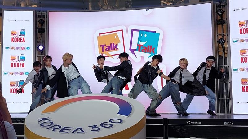 Penampilan memukau dari New Kidz yang menarikan lagu Chk Chk Boom milik grup K-pop Stray Kids dalam acara Gelar Wicara Bersama Pemenang Talk Talk Korea 2024 Asal Indonesia yang digelar oleh Korean Cultural Center Indonesia (KCCI) di Main Atrium KOREA360, Lotte Mall Jakarta.  