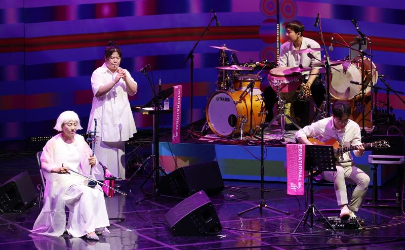 Festival Sori Internasional Jeonju menduduki peringkat kedua di dalam 2024 Best Festival Award yang diumumkan TWMC (Transglobal World Music Chart). Foto di atas menunjukkan penampilan dalam festival tersebut yang digelar pada bulan Agustus 2024 di Deokjin-gu, Kota Jeonju, Provinsi Jeonbuk. (Yonhap News)  