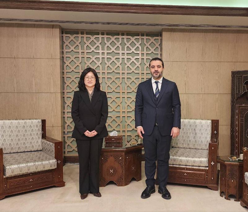 Direktur Jenderal Urusan Afrika dan Timur Tengah Kementerian Luar Negeri Kim Eun-jeong berfoto bersama Menteri Luar Negeri Pemerintah Sementara Suriah Asaad al-Shaibani pada tanggal 7 Februari 2025 (waktu setempat) di Damaskus, Suriah. (Kemenrerian Luar Negeri)  