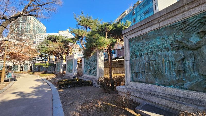 Pengunjung Taman Tapgol bisa melihat berbagai mural yang menggambarkan perjuangan gerakan kemerdekaan Korea di berbagai daerah pada masa lalu. (Lee Jihae) 