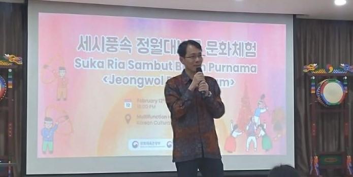 Direktur KCCI Kim Yong Woon menjelaskan mengenai tradisi perayaan Jeongwol Daeboreum di Korea pada acara yang digelar di KCCI tanggal 12 Februari 2025. (Suci Sekarwati) 