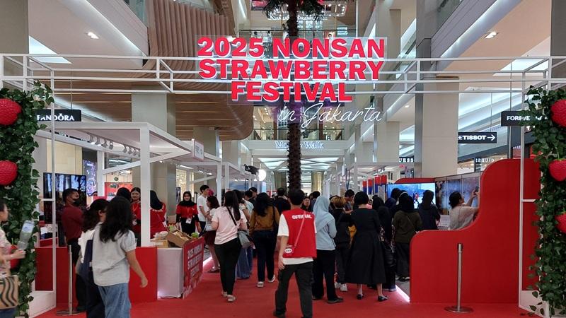 Para pengunjung terlihat memenuhi Festival Stroberi Nonsan 2025 yang digelar pada tanggal 13-16 Februari 2025 di Kota Kasablanka, Jakarta. 