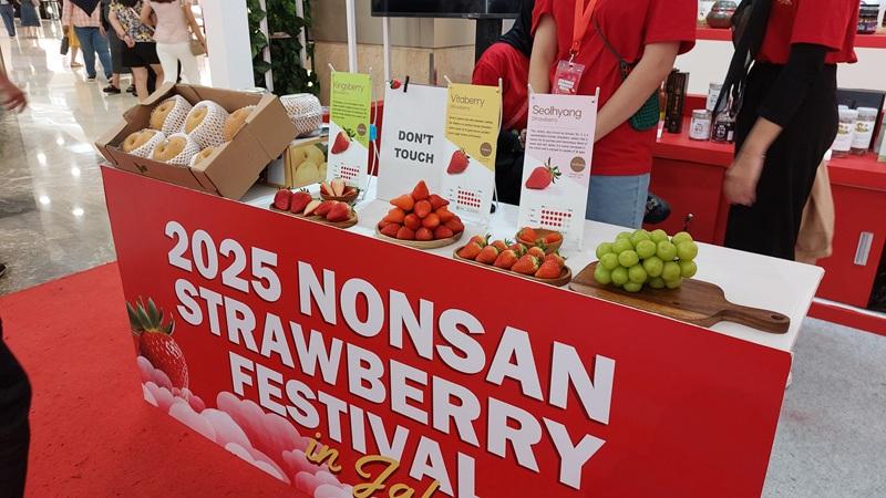 Berbagai macam produk buah unggulan Kota Nonsan dipamerkan di area Mosaic Walk, seperti pir, stroberi, dan anggur. Berbagai varietas stroberi yang dipamerkan antara lain adalah kingsberry, vitaberry, dan seolhyang. 