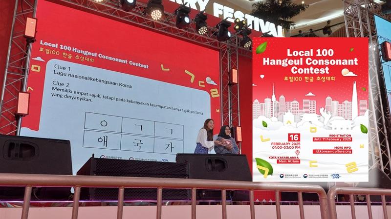 Seorang pengunjung memenangkan satu kotak buah stroberi setelah menjawab pertanyaan khusus untuk para pengunjung yang menonton Kontes Konsonan Hangeul Lokal 100 di Festival Stroberi Nonsan 2025 yang digelar pada tanggal 13-16 Februari 2025 di Kota Kasablanka, Jakarta. 