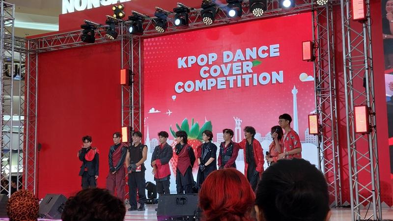 Salah satu grup peserta K-pop Dance Cover Competition menerima penilaian dari juri di Festival Stroberi Nonsan 2025 yang digelar pada tanggal 13-16 Februari 2025 di Kota Kasablanka, Jakarta. 