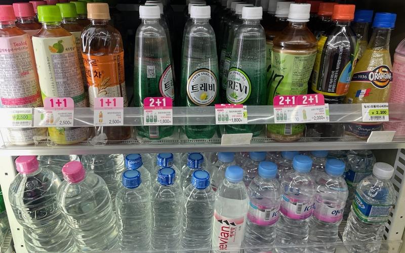 Produsen minuman kemasan akan diwajibkan untuk menggunakan bahan mentah daur ulang dengan persentase tertentu. Foto di atas menunjukkan minuman-minuman kemasan yang disimpan di dalam kulkas sebuah minimarket yang terletak di pusat Kota Seoul pada tanggal 26 Februari 2025. (Kim Seon Ah)  