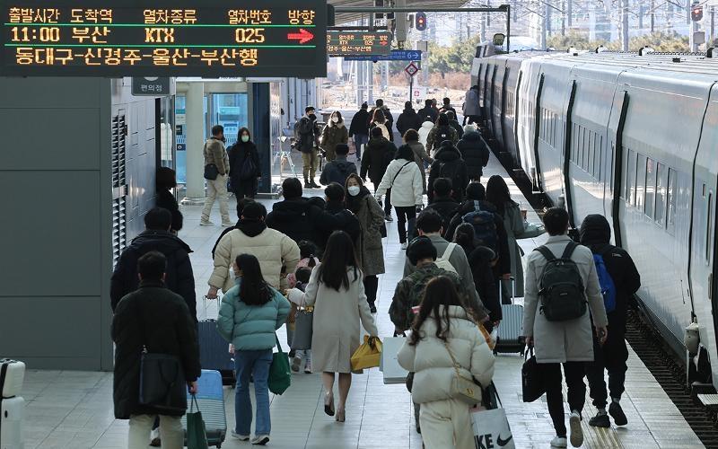 Platform pariwisata terpadu Korail MaaS (Mobility as a Service) telah berhasil mendapatkan respons positif. Foto di atas menunjukkan para warga yang sedang berjalan untuk naik ke kereta pada tanggal 20 Januari 2023 di Stasiun Seoul. (Yonhap News) 