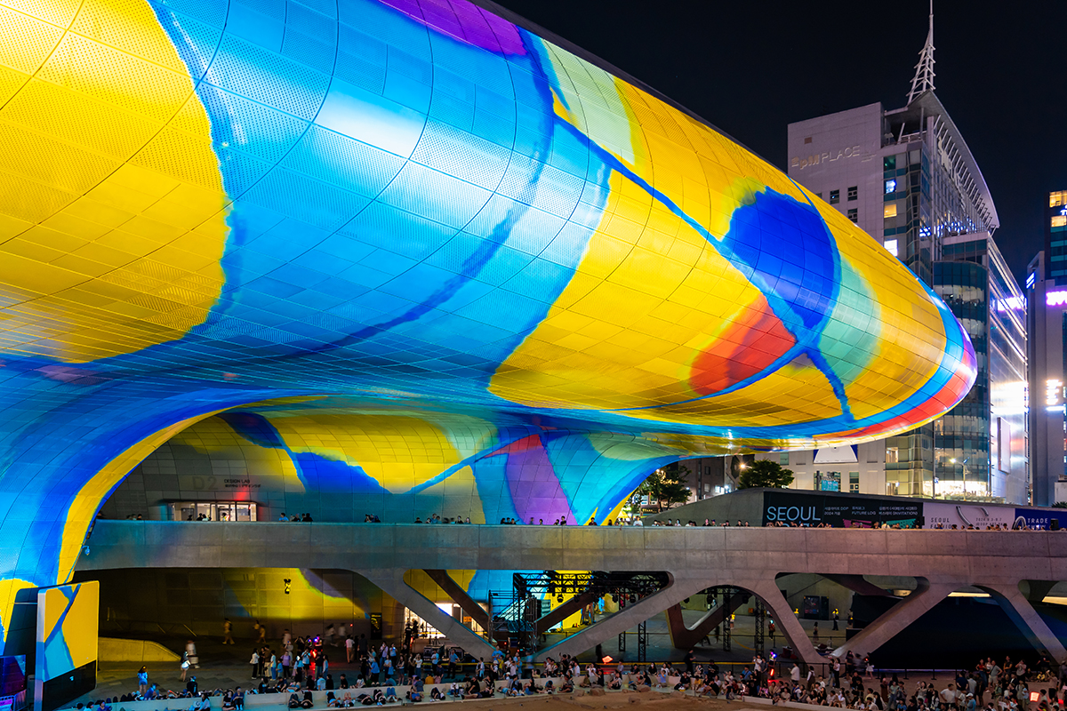 Yayasan Desain Seoul mengungkapkan pada tanggal 12 Maret 2025 bahwa Seoul Light DDP telah berhasil meraih penghargaan dunia ketiganya. Seoul Light DDP adalah sebuah festival seni media yang digelar di bagian luar tembok bangunan Dongdaemun Design Plaza. (Yayasan Desain Seoul)