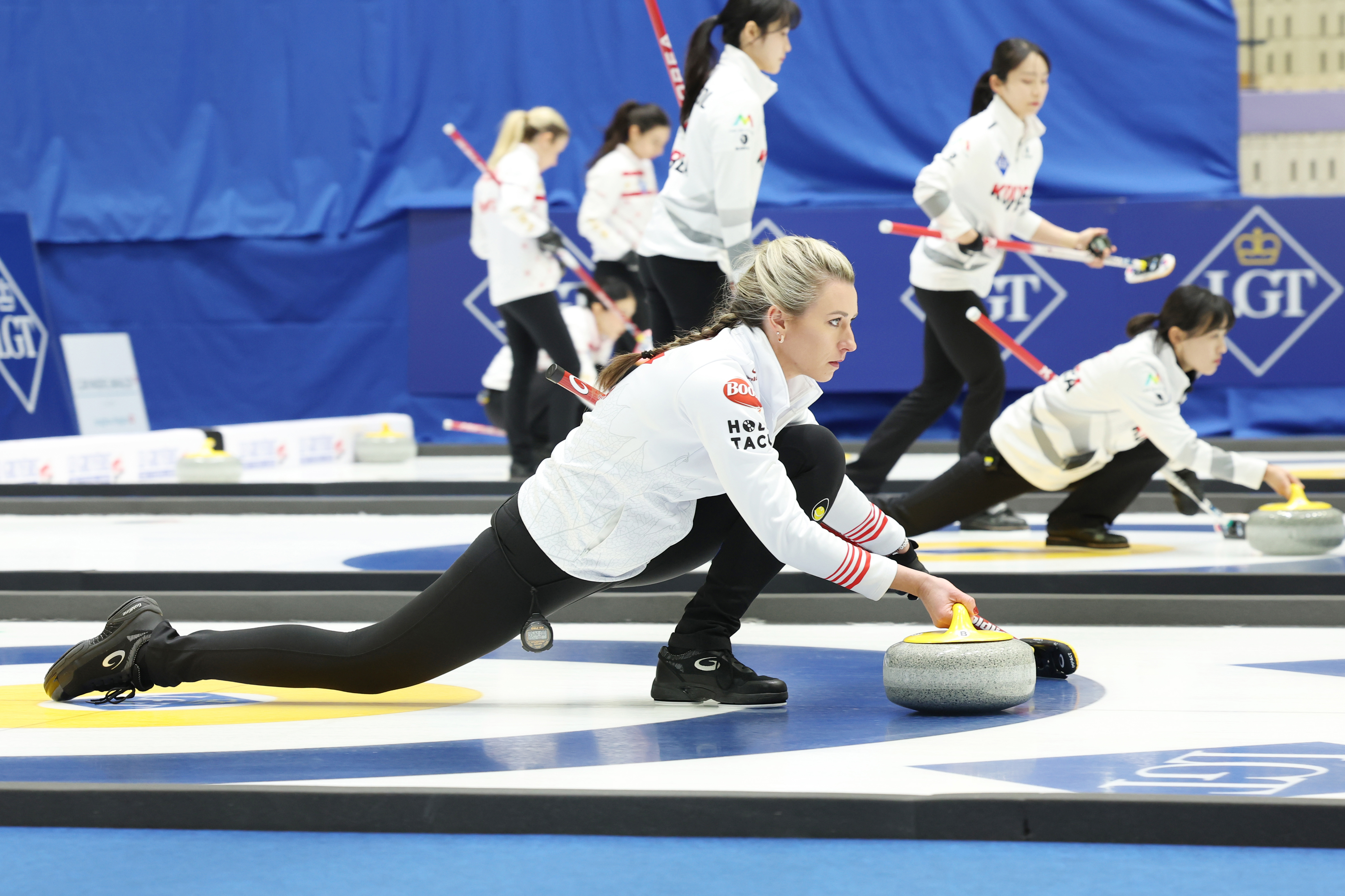 Emma Miskew (Kanada) terlihat sedang bersiap untuk meluncurkan batu pada pertandingan antara Kanada dengan Lituania dalam Kejuaraan Curling Putri Dunia 2025 yang digelar di Arena Es Dalam Ruangan Uijeongbu, Provinsi Gyeonggi.     Pertandingan tersebut dibuka pada tanggal 15 Maret 2025 dan merupakan pertandingan terakhir untuk merebut tiket ke Olimpiade Musim Dingin Milano Cortina 2026. Lebih dari seratus orang atlet dari 13 negara bertanding di kejuaraan yang akan berlangsung hingga tanggal 23 Maret 2025. (Lee Jeong Woo)