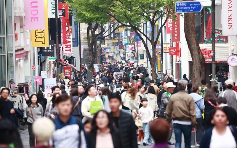 Foto di atas menunjukkan pemandangan jalan di Myeongdong, Jung-gu, Seoul yang dipenuhi pengunjung pada tanggal 10 April 2024. (Yonhap News)  
