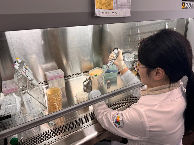 Tim peneliti menggunakan teknologi kecerdasan buatan (AI) untuk mencari kandidat dari sekitar 28.000 data pengurutan protein untuk menemukan sebelas buah kandidat peptida. Foto di atas menunjukkan seorang peneliti yang sedang melakukan percobaan di laboratorium.