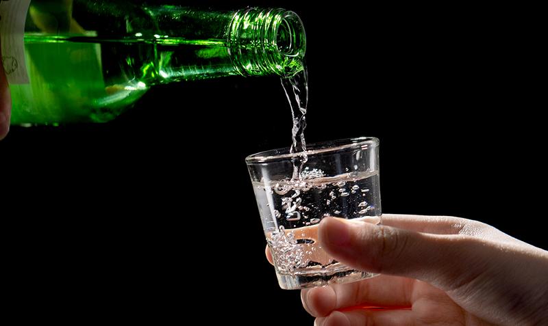 Layanan Bea Cukai mengungkapkan bahwa nilai ekspor produk soju pada tahun 2024 meningkat sebesar 3,9% dibanding tahun 2023 sehingga melampaui angka 200 juta dolar untuk pertama kalinya.  (Korea.net DB)