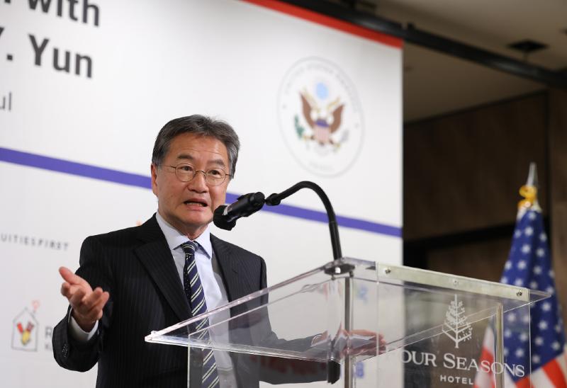Penjabat Duta Besar Amerika Serikat untuk Korea Joseph Y. Yun terlihat sedang menyampaikan rencana untuk mempereat aliansi dan kerja sama antara Korea dengan AS pada dialog makan siang khusus yang digelar pada tanggal 18 Maret 2025 di Hotel Four Seasons Seoul.