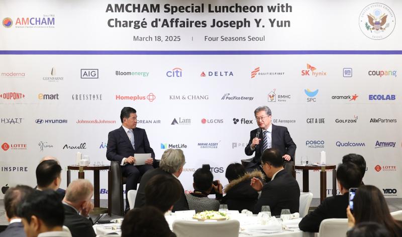 Penjabat Duta Besar Amerika Serikat untuk Korea Joseph Y. Yun (kanan) dan CEO AMCHAM James Kim terlihat sedang berdiskusi pada dialog makan siang khusus yang digelar pada tanggal 18 Maret 2025 di Hotel Four Seasons Seoul.