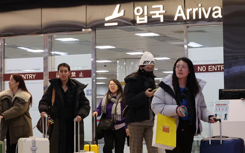 Pemerintah Korea akan mengizinkan wisatawan grup dari Tiongkok untuk bisa masuk Korea tanpa visas pada kuartal ketiga 2025. Foto di atas menunjukkan para wisatawan dari Tiongkok yang masuk ke Korea melalui Bandara Internasional Gimpo pada tanggal 27 Desember 2024. (Yonhap News)
