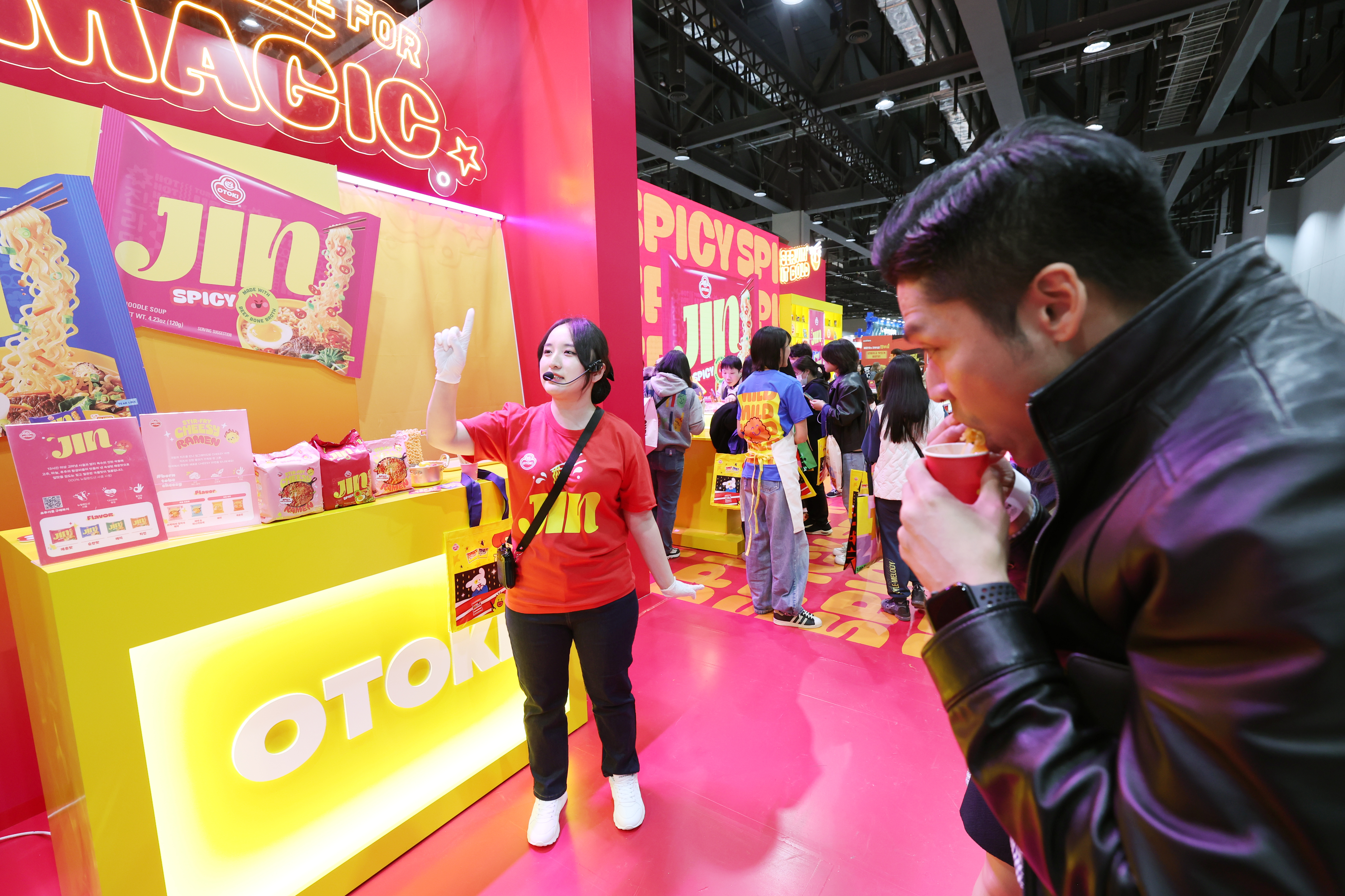 Seorang pengunjung terlihat sedang menikmati ramyeon (mi instan) pada Pameran Ramyeon Internasional Korea 2025 pada tanggal 4 April 2025 di COEX Magok, Gangseo-gu, Kota Seoul. Pameran ini digelar untuk mendorong peningkatan ekspor ramyeon serta memberikan kesempatan kepada warga untuk mencoba berbagai jenis ramyeon. Acara ini digelar hingga tanggal 6 April 2025. (Lee Jeong Woo)