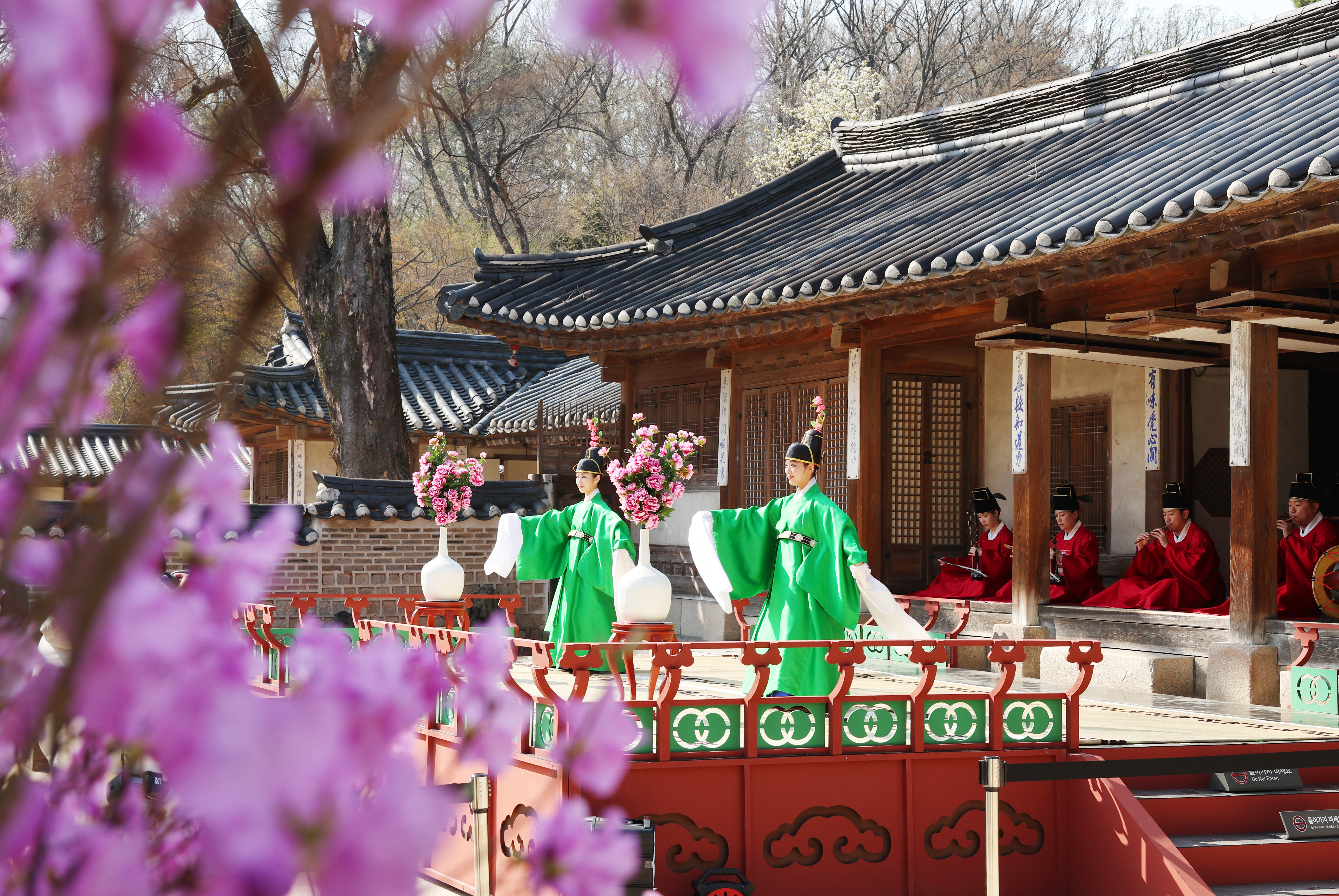 Sebuah pertunjukan seni bertajuk Changdeokgung Pungnyu: 1282, Yeongyeongdang ditampilkan oleh sebuah grup tari dari Pusat Gugak Nasional pada tanggal 8 April 2025. Pertunjukan seni tradisional ini diselenggarakan hingga tanggal 12 April 2025 dan menyajikan berbagai pertunjukan warisan budaya benda dan takbenda Korea kepada para pengunjung istana. (Lee Jeong Woo)
