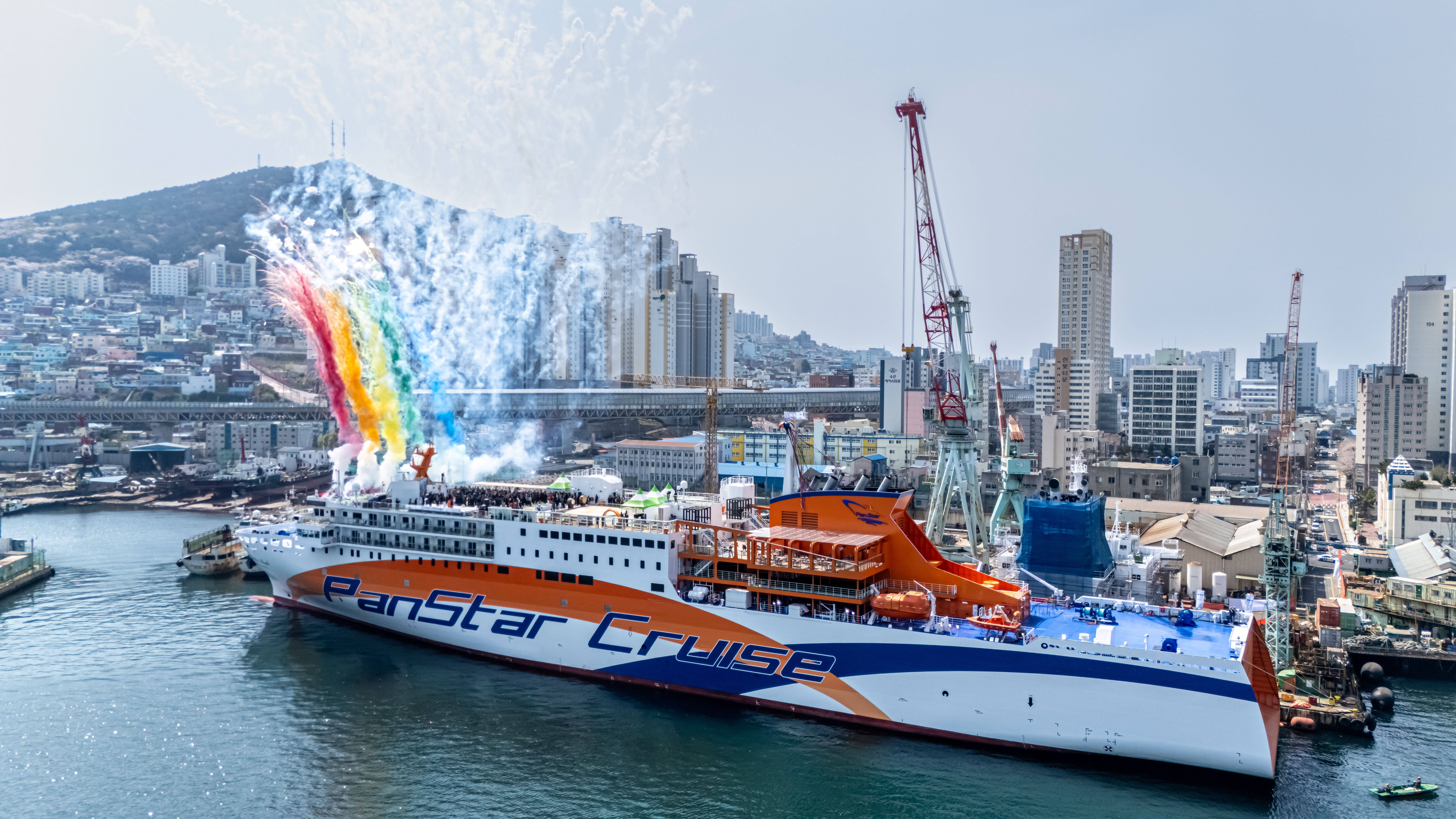 tKapal pesiar bernama PanStar Miracle resmi beroperasi pada tanggal 9 April 2025 di Galangan Kapal Dae Sun, Yeongdo-gu, Busan. Kapal pesiar pertama yang dibangun dengan teknologi Korea tersebut memiliki kapasitas 355 orang. Kapal tersebut memiliki 102 kamar penumpang dengan berbagai fasilitas, seperti kolam renang, jalur joging, restoran, toko bebas bea, sauna, dan lapangan golf. (Yonhap News)