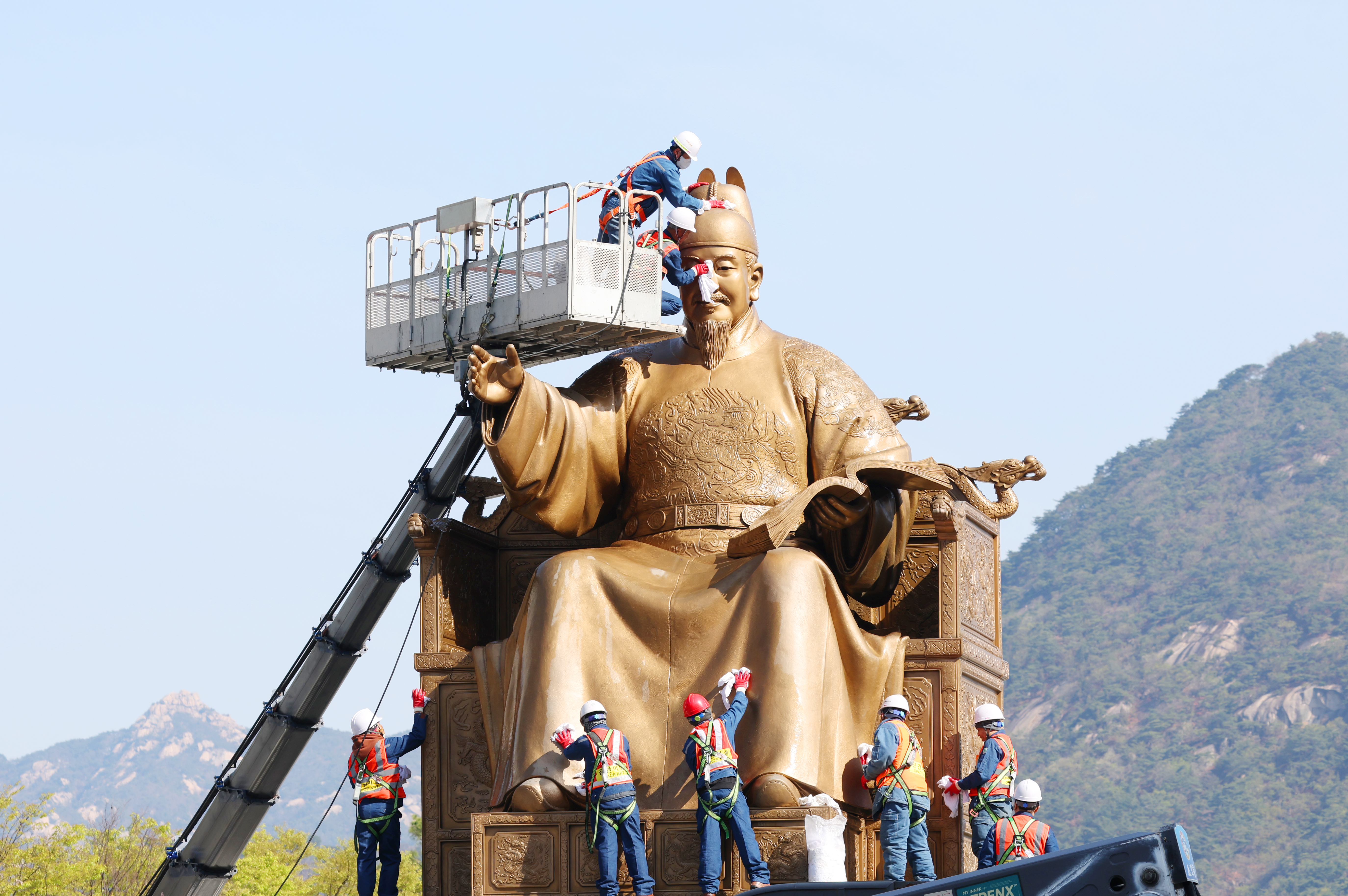 Para pekerja terlihat sedang membersihkan patung Maharaja Sejong pada tanggal 15 April 2025 di Alun-alun Gwanghwamun, Jongno-gu, Kota Seoul. Pemerintah Kota Seoul membersihkan seluruh patung yang berada di dalam Alun-alun Gwanghwamun setiap tahunnya melalui kerja sama dengan pihak profesional. (Lee Jeong Woo)