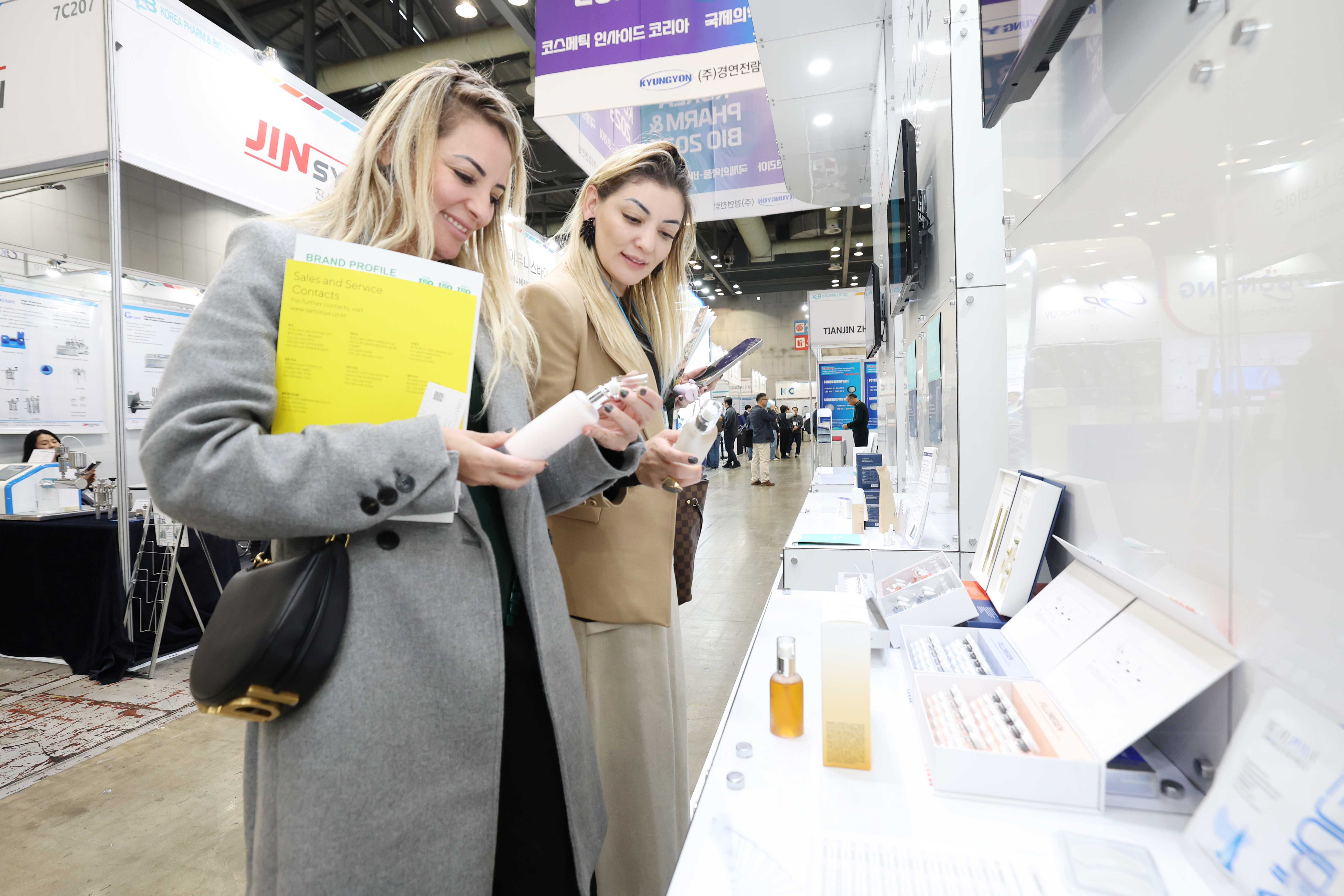   Dua orang pengunjung asing sedang melihat-lihat kosmetik pada Cosmetic Inside Korea yang digelar pada tanggal 22 April 2025 di KINTEX, Kota Goyang, Provinsi Gyeonggi. Pameran ini akan digelar hingga 25 April 2025 untuk memberikan kesempatan kepada para pengunjung untuk melihat tren terkini serta teknologi kosmetik Korea. (Lee Jeong Woo)