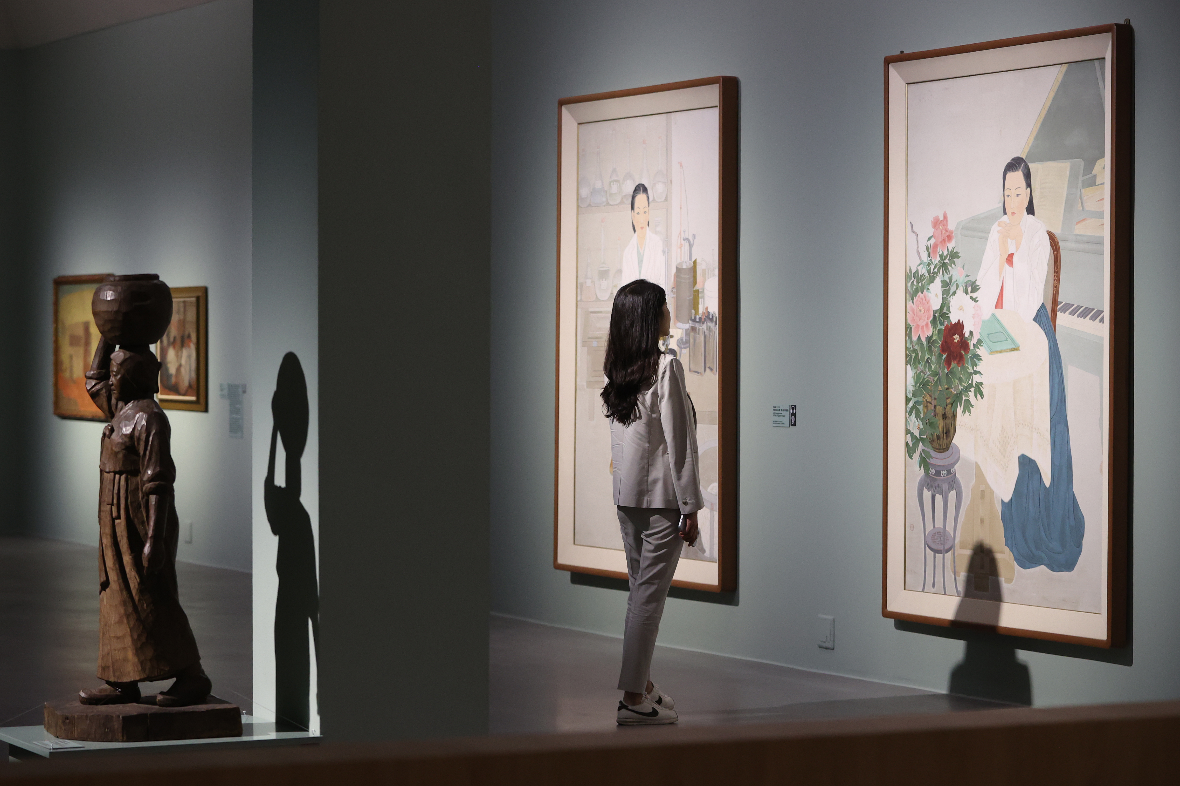 Kementerian Kebudayaan, Olahraga, dan Pariwisata mengungkapkan bahwa Pekan Museum tahun 2025 akan diselenggarakan pada tanggal 2-31 Mei 2025 di seluruh penjuru Korea. Foto di atas menunjukkan seorang pengunjung yang sedang melihat sebuah lukisan pada konferensi pers Pameran Seni Modern dan Kontemporer Korea I yang digelar pada tanggal 30 April 2025 di Museum Nasional Seni Modern dan Kontemporer, Gwacheon, Provinsi Gyeonggi. (Yonhap News)