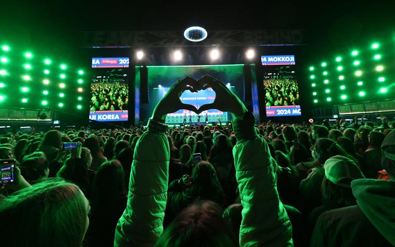 Foto di atas menunjukkan konser K-pop yang digelar dalam 2024 Mokkoji Korea pada bulan Oktober 2024 di Budapest Park, Hungaria. (Facebook resmi Mokkoji Korea)  