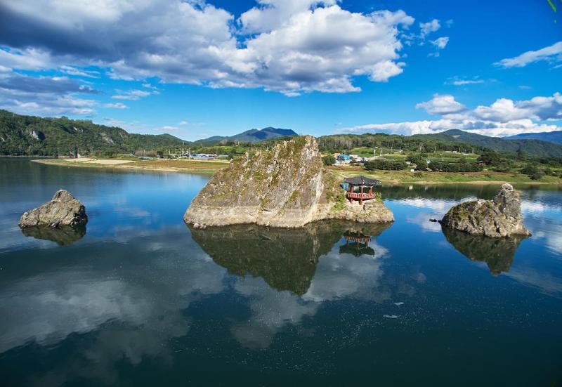 Foto di atas menunjukkan panorama Puncak Dodamsambong yang terletak di Danyang-gun, Provinsi Chungcheongbuk. Tiga batu besar tersebut merupakan salah satu dari fenomena karst yang ada di Korea. (Kementerian Lingkungan)  