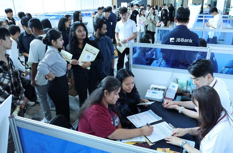 Foto di atas menunjukkan para mahasiswa internasional yang sedang melakukan konsultasi kerja pada Bursa Kerja Mahasiswa Internasional Busan yang digelar pada tanggal 27 September 2024 di Universitas Kyungsung, Nam-gu, Busan. (Yonhap News)  