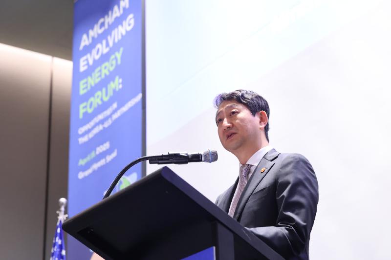 Menteri Perindustrian, Perdagangan, dan Sumber Daya Ah Dukgeun mengungkapkan kunci penting kebijakan kerja sama energi dalam Forum Inovasi Energi yang digelar tanggal 18 April 2025 di Hotel Grand Hyatt Seoul, Yongsan-gu, Kota Seoul.  