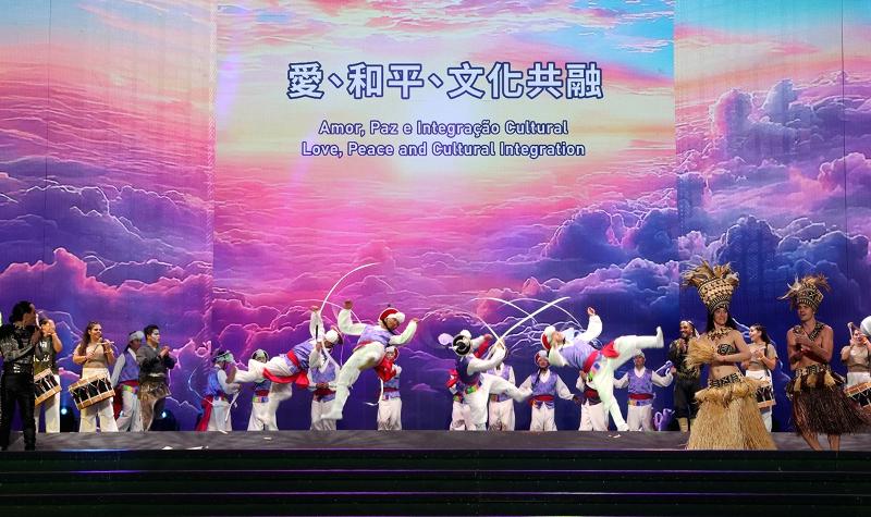 Foto di atas menunjukkan sebuah pertunjukan yang digelar dalam upacara pembukaan Tahun Pertukaran Budaya Asia Timur Tahun 2025 pada tanggal 23 Maret 2025 di Makau. (Balai Kota Anseong)  