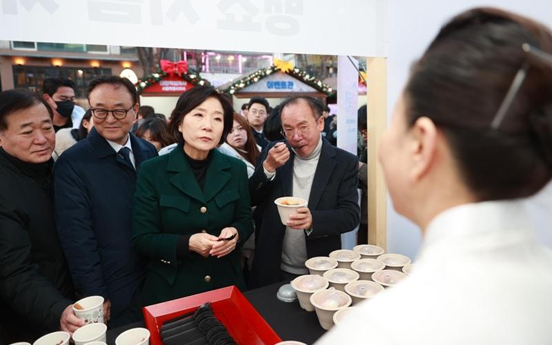 Menteri UKM dan Startup Korea Oh Youngju terlihat sedang melihat-lihat stan di tempat acara pembukaan untuk K-Shopping Festa Bulan Desember pada tanggal 6 Desember 2024 di jalan Hongdae, Mapo-gu, Seoul. (Kementerian UKM dan Startup)