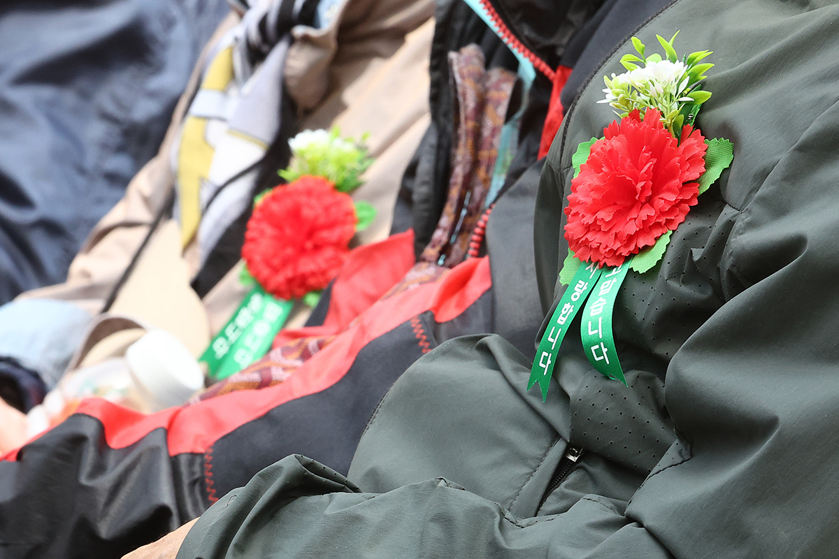 Para lansia terlihat mengenakan bunga anyelir merah di baju mereka pada perayaan Hari Orang Tua yang digelar di sebuah halaman Kantor Pusat Gerakan Berbagi Babfor, Dongdaemun-gu, Seoul. Korea memperingati Hari Orang Tua pada setiap tanggal 8 Mei. (Yonhap News)