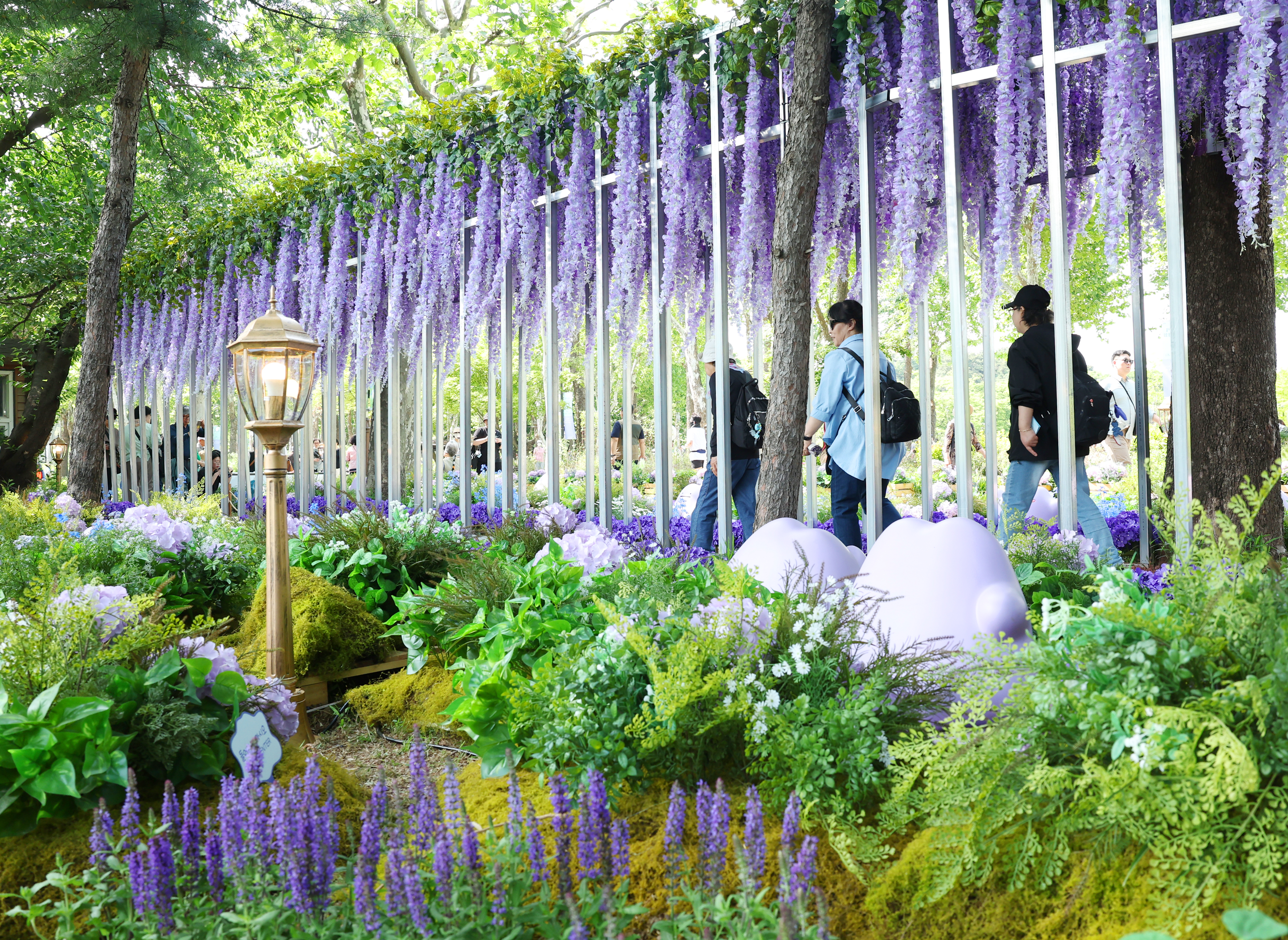 Pada tanggal 22 Mei 2025 Pameran Taman Internasional Seoul tahun 2025 resmi dimulai. Para warga terlihat sedang menikmati keindahan taman di Taman Boramae, Dongjak-gu, Seoul. Pameran yang berlangsung hingga tanggal 20 Oktober 2025 ini menampilkan total 111 taman dengan tema Seniman, Karya, Kebersamaan, dan Daya Tarik.(Lee Jeong Woo) 