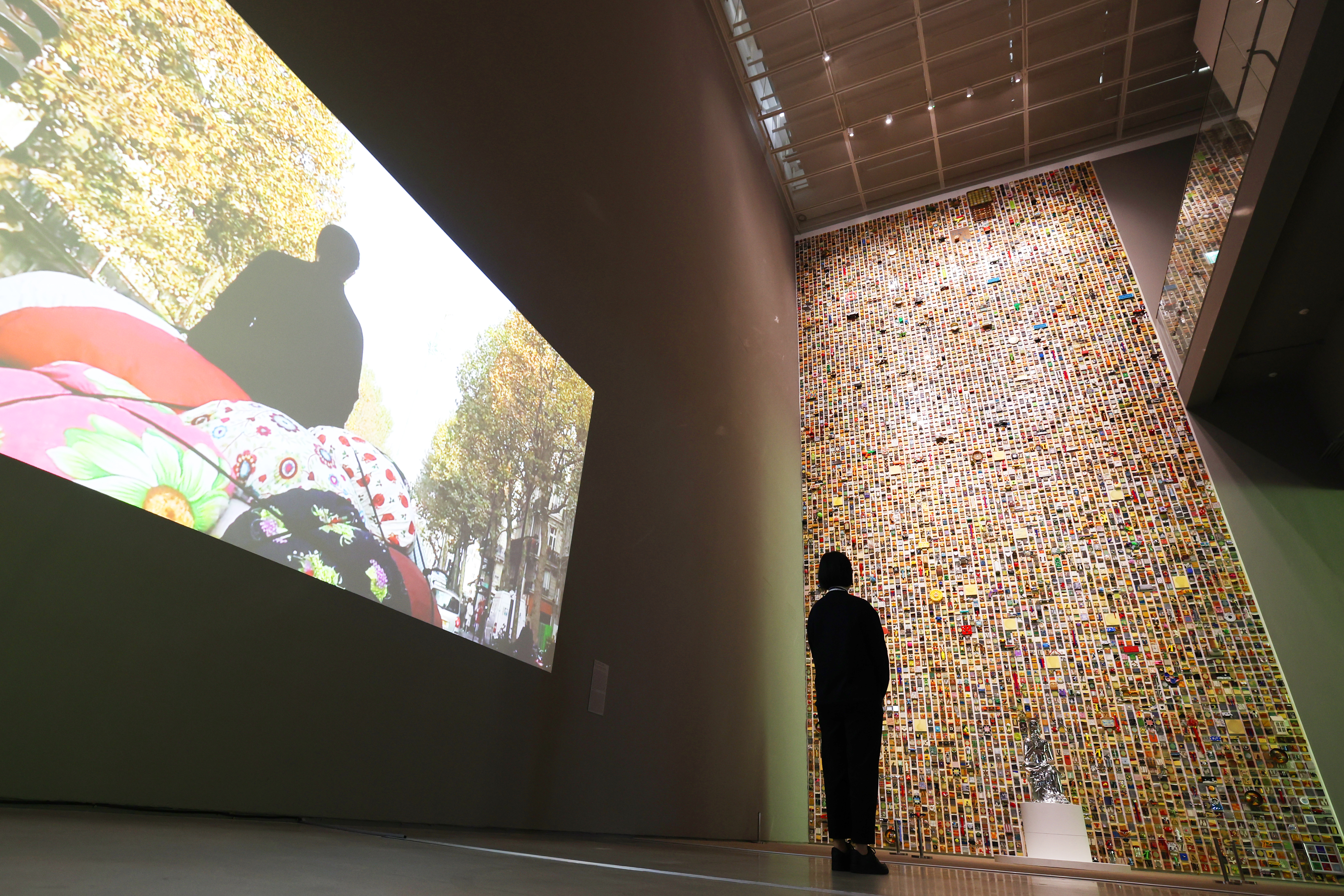 Seorang pengunjung terlihat sedang memperhatikan sebuah karya seni dalam pameran Koleksi MMCA: Seni Kontemporer Korea pada tanggal 26 Mei 2025 di Museum Seni Modern dan Kontemporer Nasional, Kota Seoul. Pameran kali ini merupakan pameran khusus pertama yang digelar setelah Museum Seni Modern dan Kontemporer cabang Seoul dibuka.    Koleksi MMCA: Seni Kontemporer Korea menampilkan sejarah seni kontemporer Korea melalui berbagai karya pameran utama yang dipilih sesuai dengan tema-tema populer dalam sejarah seni kontemporer Korea. Pameran tersebut akan dibuka hingga bulan Mei 2026. (Lee Jeong Woo)