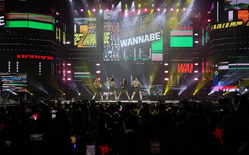Foto di atas menampilkan ITZY yang mengisi panggung K-pop Super Live untuk gelaran Jambore Dunia Saemangeum yang diselenggarakan pada tanggal 11 Agustus 2023 di Seoul World Cup Stadium, Mapo-gu, Seoul. (Korea.net DB)
