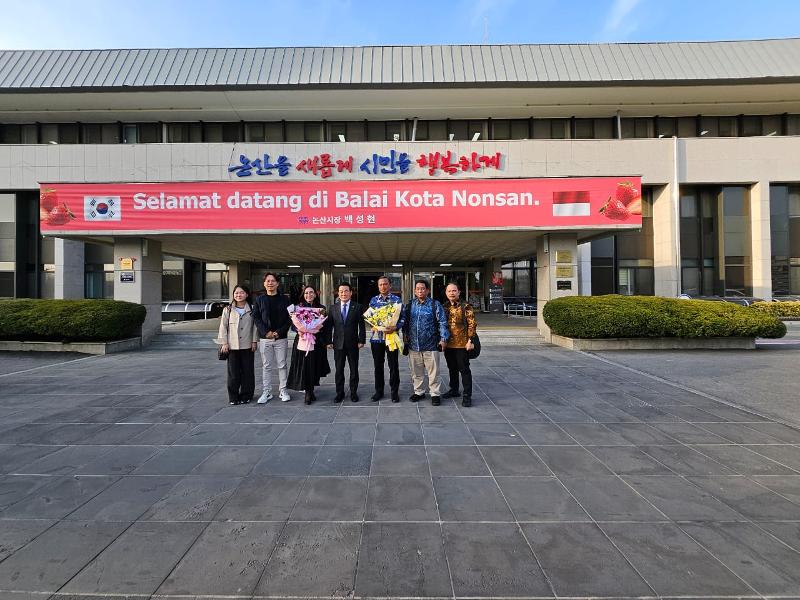 Sambutan wali kota Nonsan kepada rombongan dari Kota Jakarta di depan gedung Balai Kota Nonsan. 
