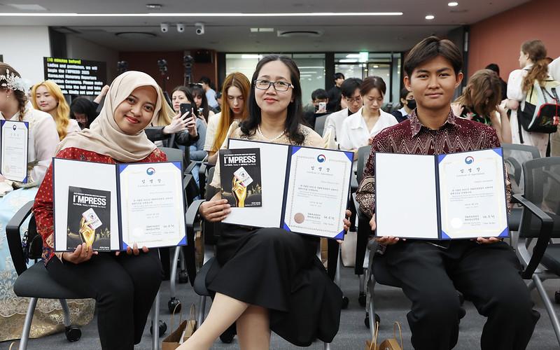 Upacara pelantikan Wartawan Kehormatan Korea.net telah resmi digelar tanggal 30 April 2025 di KOCIS Center, Jung-gu, Seoul. Foto di atas menunjukkan Aditya Nurmalita Pervitasari (kiri) dan Rahmat Agussalim (kanan) asal Indonesia yang mengapit Mylene Baybayan Jeon asal Filipina di upacara pelantikan tersebut. (Korea.net DB) 