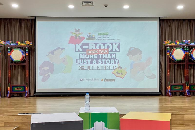 Poster acara bincang buku K-Book More than Just a Story ditampilkan saat kegiatan berlangsung pada tanggal 21 April 2025 di Multifunction Hall, KCCI. 